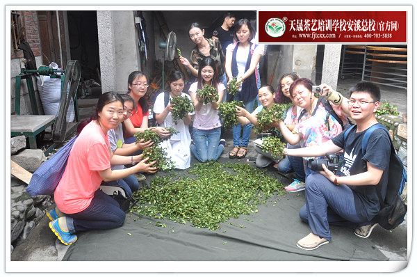 邯郸茶艺培训学员问天晟茶艺培训学校：邯郸哪里有学茶艺培训的？(图1)