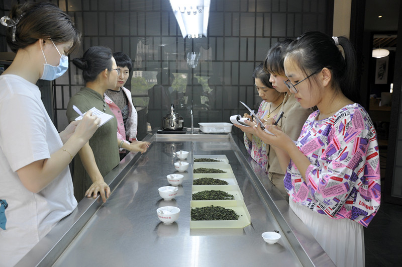 阳泉茶艺培训学员问天晟茶艺培训学校：阳泉想学茶艺到哪里培训好？(图1)