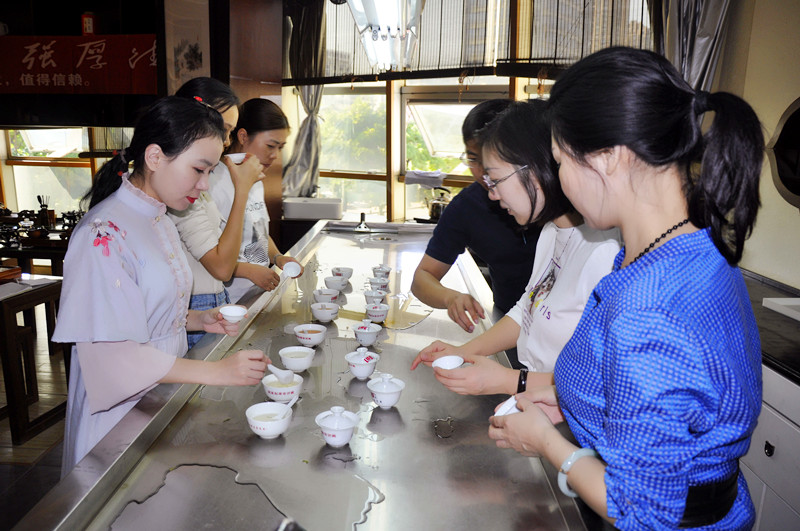 运城茶艺培训学员问天晟茶艺培训学校：一月茶艺师培训班有吗？(图1)