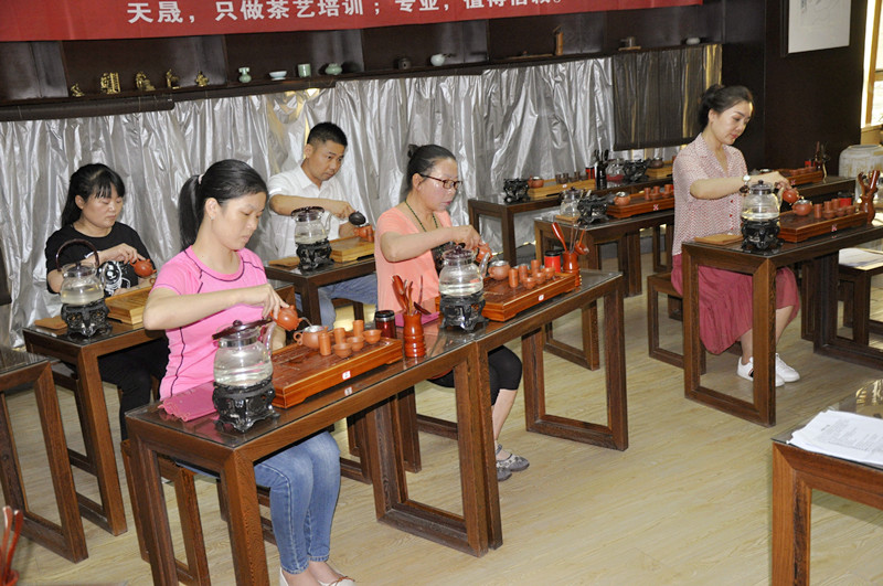 沈阳茶艺培训学员问天晟茶艺培训学校：茶艺师去哪里报名培训？(图1)