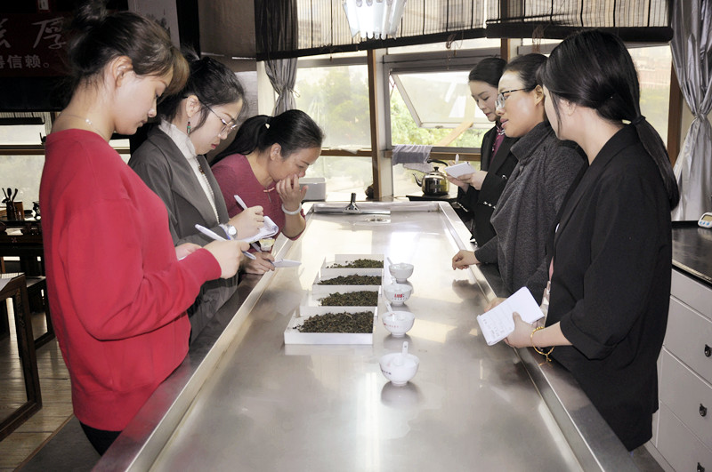 抚顺茶艺培训学员问天晟茶艺培训学校：茶艺师培训学费一般多少？(图1)