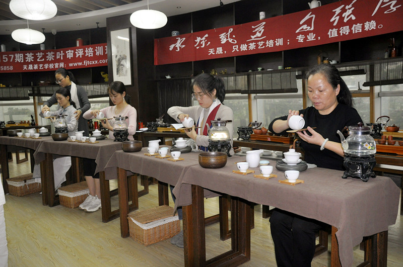 抚顺茶艺培训学员问天晟茶艺培训学校：茶艺师培训学费一般多少？(图2)