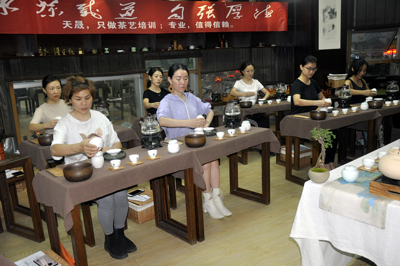 鞍山茶艺培训学员问天晟茶艺培训学校：想学茶艺哪里可以学？(图2)