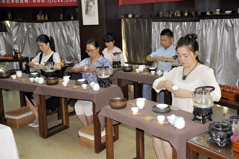 丹东茶艺培训学员问天晟茶艺培训学校：茶艺师培训学校哪个好？(图3)