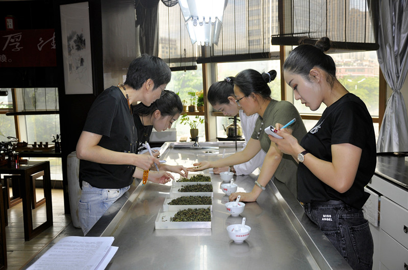 营口茶艺培训学员问天晟茶艺培训学校：茶艺师培训机构排名怎么看？(图2)