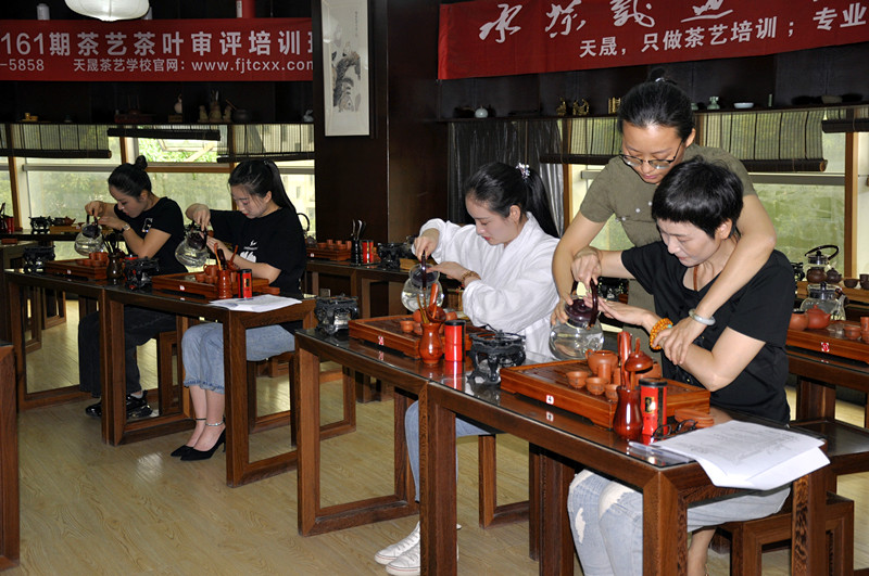 营口茶艺培训学员问天晟茶艺培训学校：茶艺师培训机构排名怎么看？(图1)